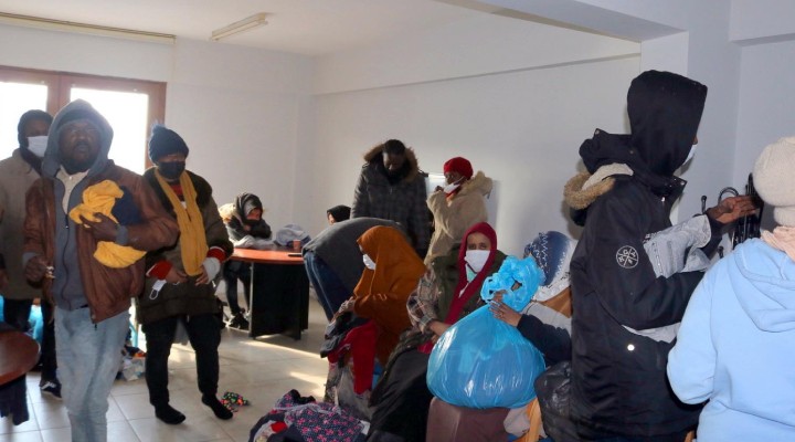 Foça'da 31 kaçak göçmen kurtarıldı