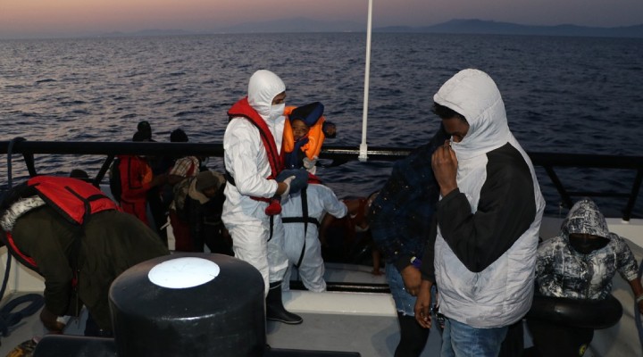 Foça'da 32 kaçak göçmen kurtarıldı