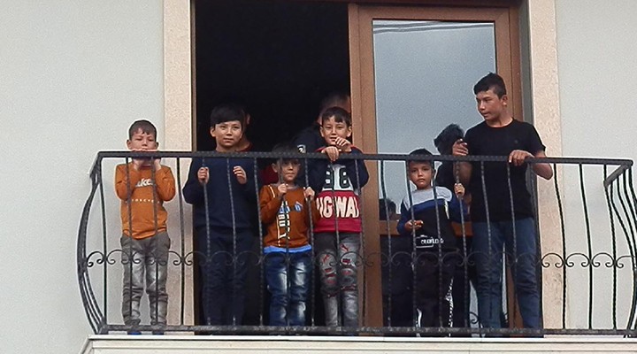 Foça'da 42 Afgan göçmen yakalandı