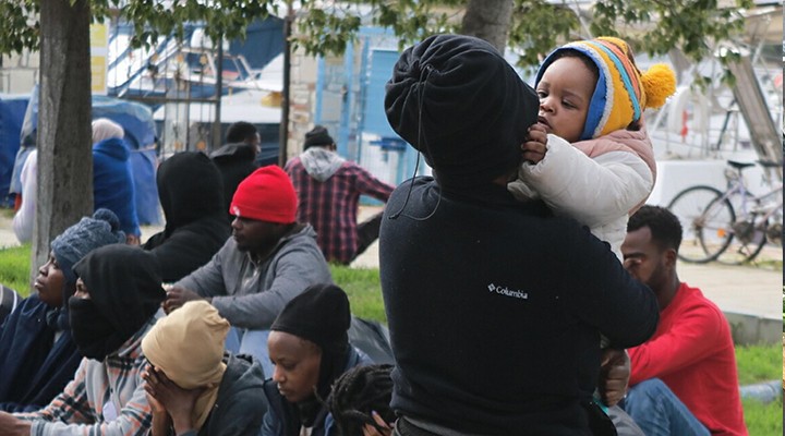Foça'da 42 kaçak göçmen kurtarıldı