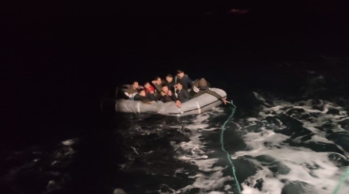 Foça'da 9 kaçak göçmen kurtarıldı