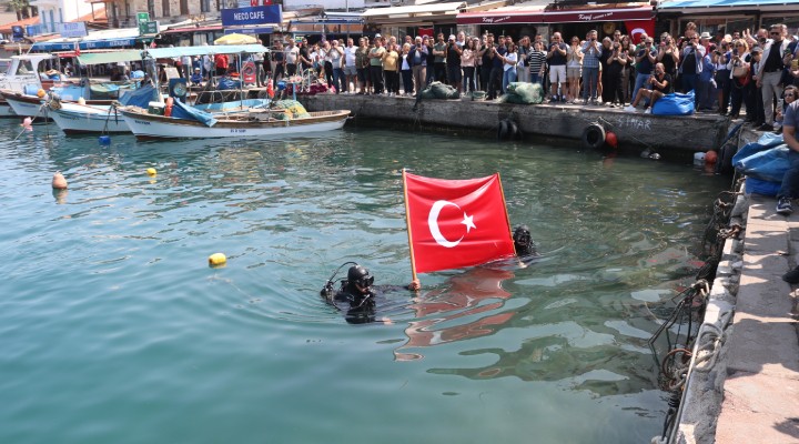 Foça'da dalgıçların deniz altından getirdiği Türk bayrağıyla 19 Mayıs kutlaması