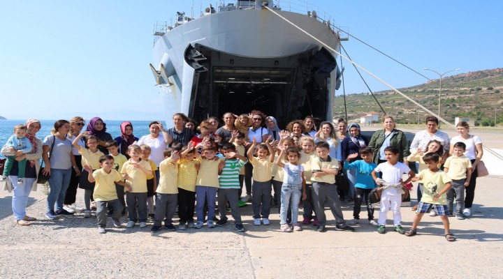 Foça'da savaş gemileri ziyarete açıldı