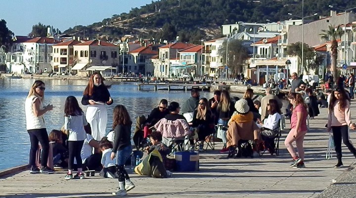 Foça'da sosyal mesafe unutuldu, sahiller doldu