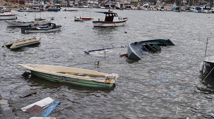 Foça'da tekneler battı