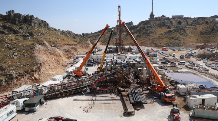 Gabar'da sondaj kulesi devrildi: 1 ölü, 2 yaralı!