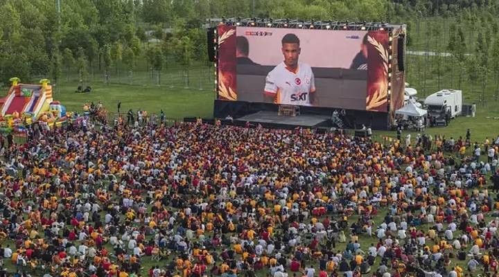Galatasaray taraftarı yağmura rağmen Yenikapı'ya akın etti