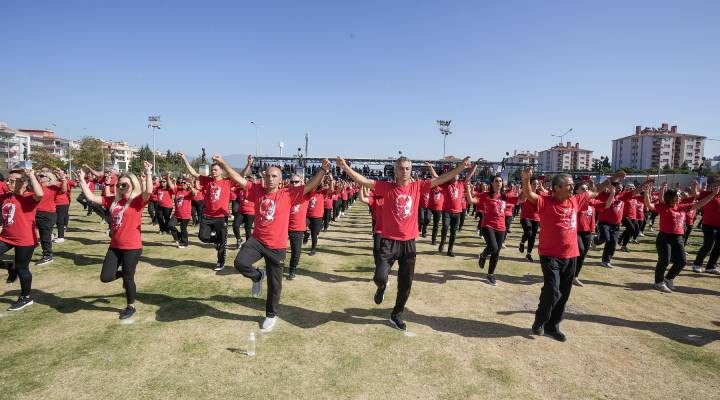 Gaziemir’de Cumhuriyet coşkusu harmandalı ile yaşandı