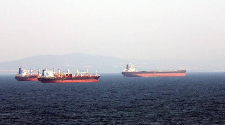 Gemiler Çanakkale Boğazı'nda çatıştı