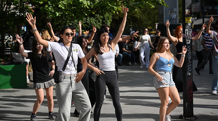 Gençlik coşkusu Bornova sokaklarında yükseliyor
