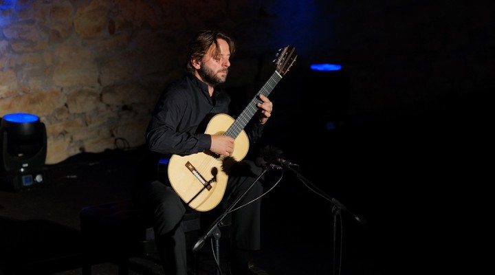 Gitarist Marcin Dylla'dan Çeşme Kalesi'nde muhteşem konser!