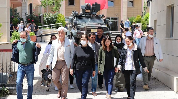 HDP'li Siirt belediye başkanları serbest bırakıldı...
