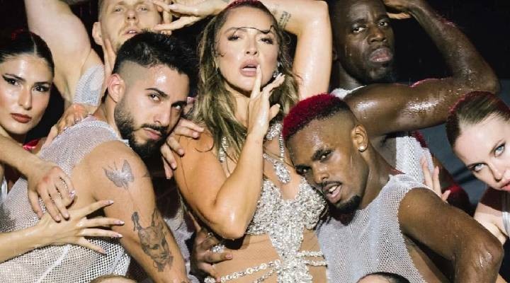 Hadise'den sahnede iddialı performans: Duş alıp dans etti