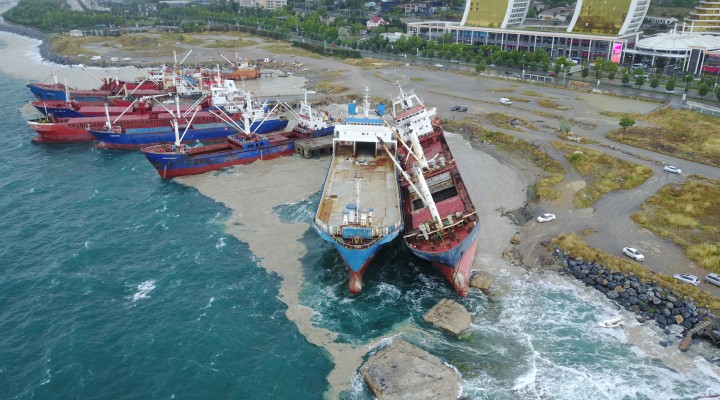 Halatı koptu, başka gemiye yaslandı!