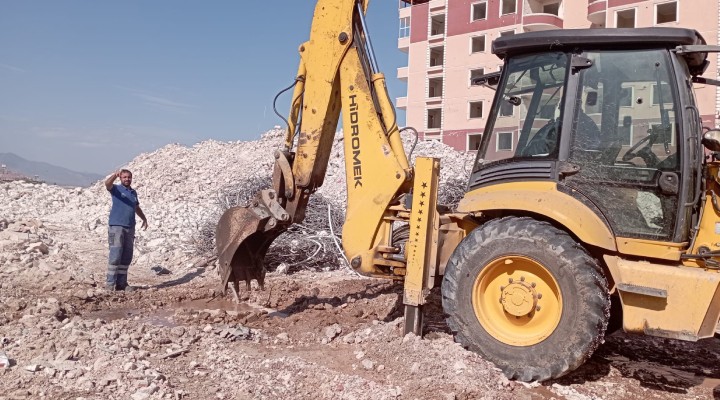 İZSU ekibi deprem bölgesinin içme suyu hatlarını onarıyor!