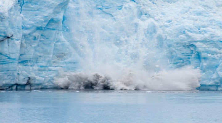 İklim değişikliği nedeniyle Grönland'de büyük bir buz tabakası koptu