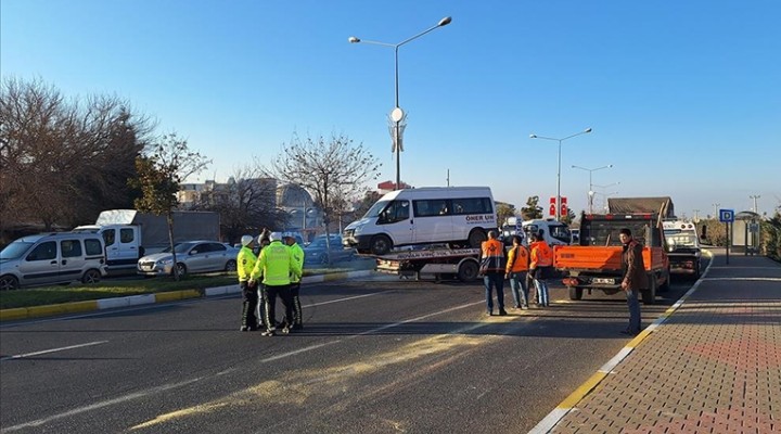 İşçi servisi ve kamyon çarpıştı: 11 yaralı