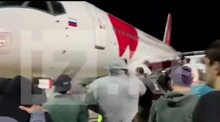 İsrail'den gelen yolcu uçağını bastılar!