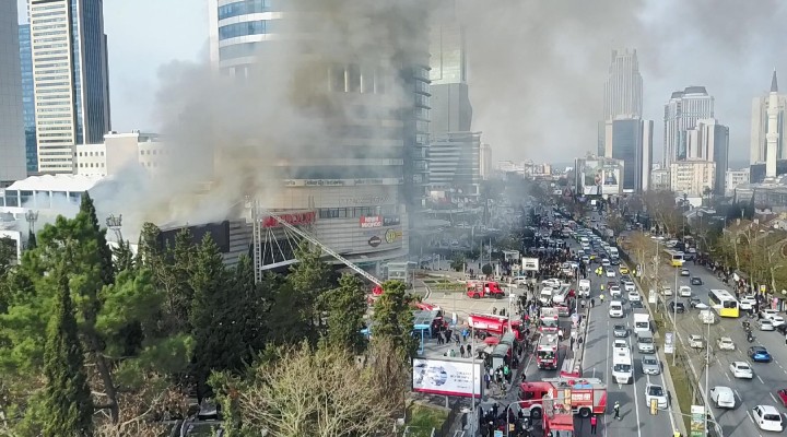 İstanbul'da AVM'de yangın!