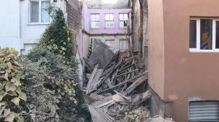 İstanbul'da bina çöktü!