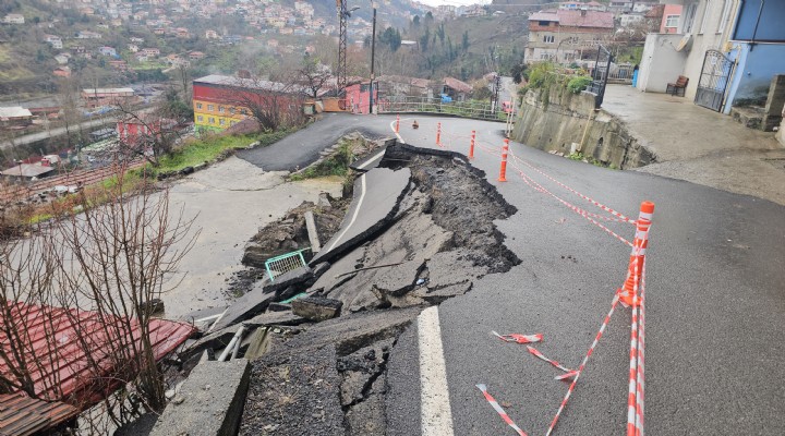 İstinat duvarı yıkılan sokakta yol da çöktü