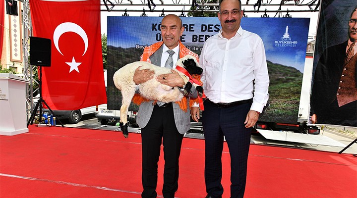 İzmir Büyükşehir'de başkanlar değişse de gelenek sürüyor.. Üreticiye hayvan desteği!