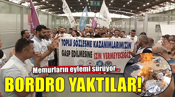 İzmir Büyükşehir'de memurlardan bordro yakma eylemi...