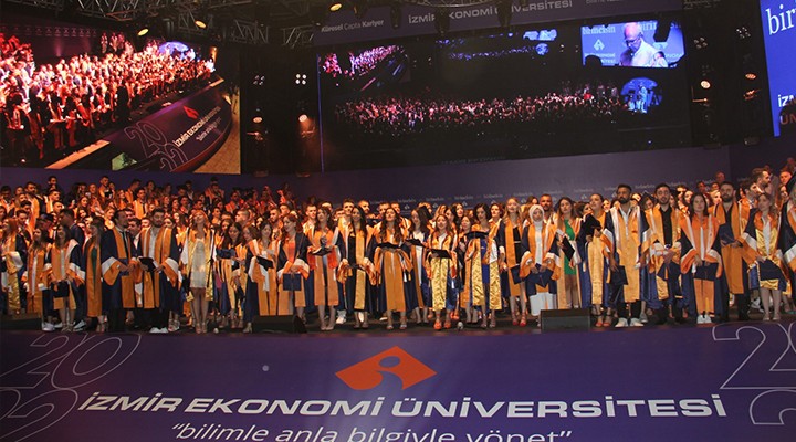 İzmir Ekonomi'de mezuniyet coşkusu
