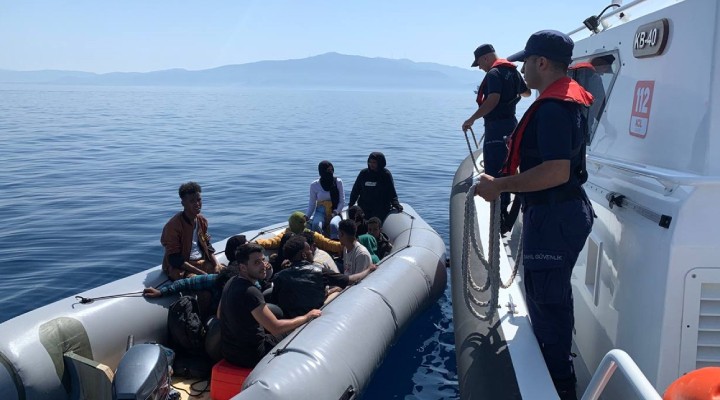 İzmir açıklarında 14 kaçak göçmen yakalandı!