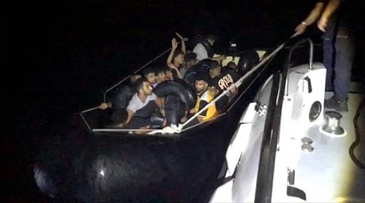 İzmir açıklarında 17 düzensiz göçmen yakalandı