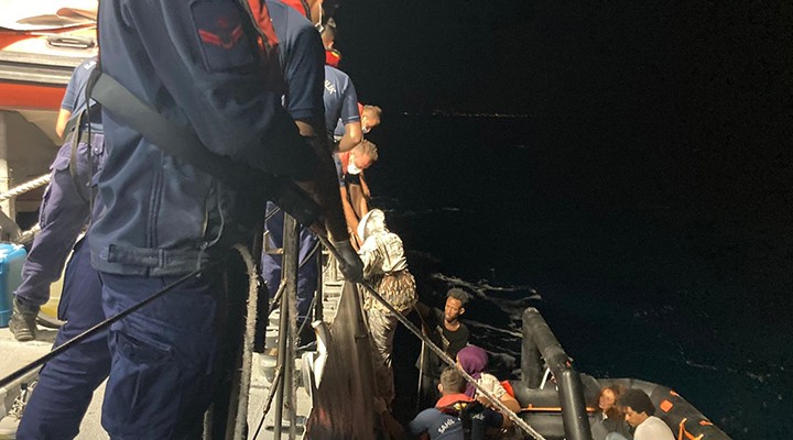 İzmir açıklarında 55 kaçak göçmen yakalandı