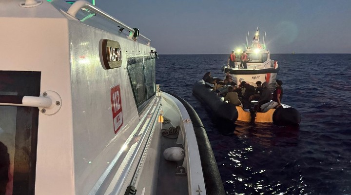 İzmir açıklarında 89 kaçak göçmen yakalandı
