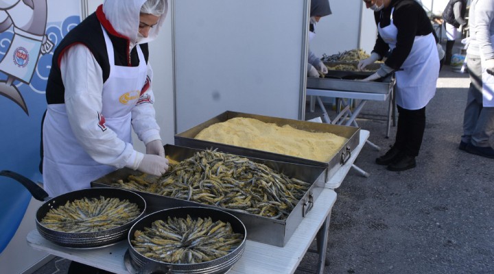 İzmir'de 10 ton hamsi tüketildi