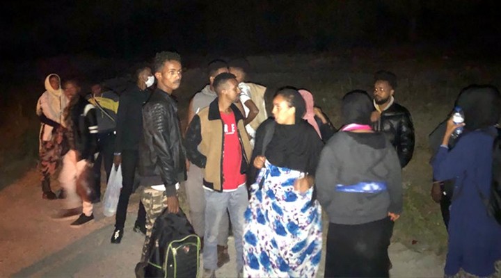 İzmir'de 25 kaçak göçmen yakalandı