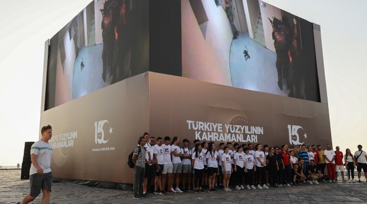İzmir'de 3 boyutlu LED Kule ile 15 Temmuz video gösterimi yapıldı