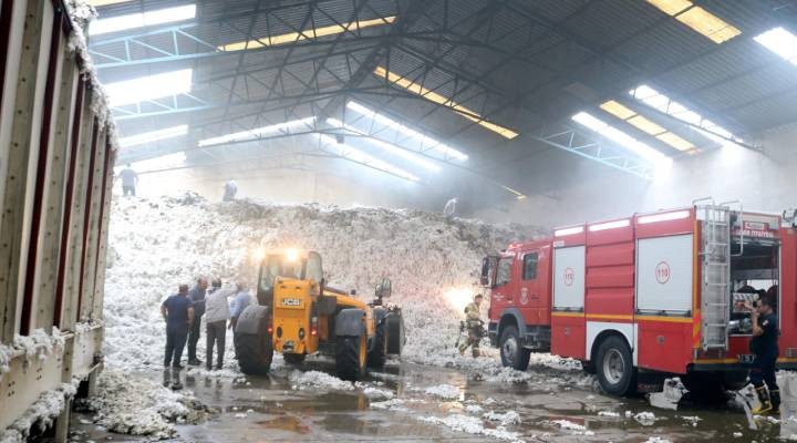 İzmir'de 300 ton pamuk kül oldu