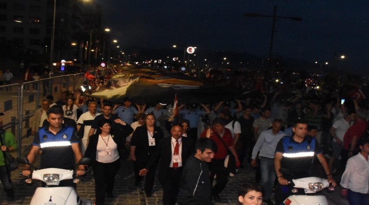 İzmir'de 350 metrelik Atatürk posteri