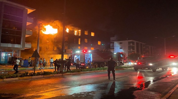 İzmir'de 5 katlı bina alev, alev yandı