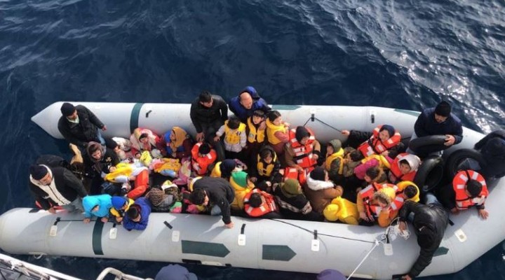 İzmir'de 53 kaçak göçmen kurtarıldı