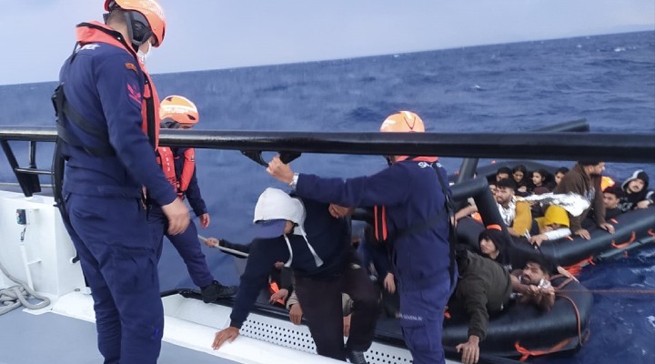İzmir'de 59 kaçak göçmen kurtarıldı