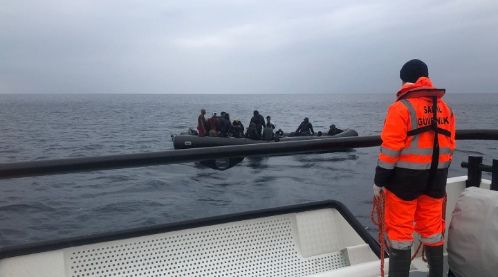 İzmir'de 77 kaçak göçmen kurtarıldı