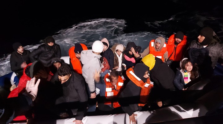 İzmir'de 80 kaçak göçmen kurtarıldı