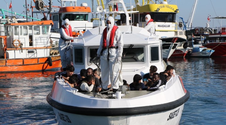 İzmir'de 82 kaçak göçmen kurtarıldı