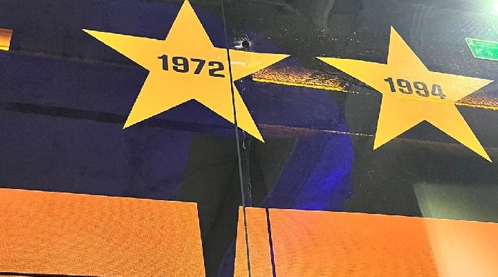 İzmir'de Galatasaray otobüsüne taşlı saldırı