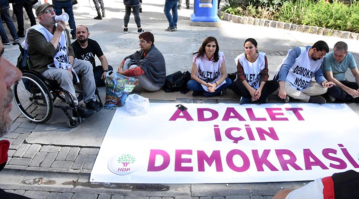 İzmir'de HDP'li 5 vekil oturma eylemi başlattı