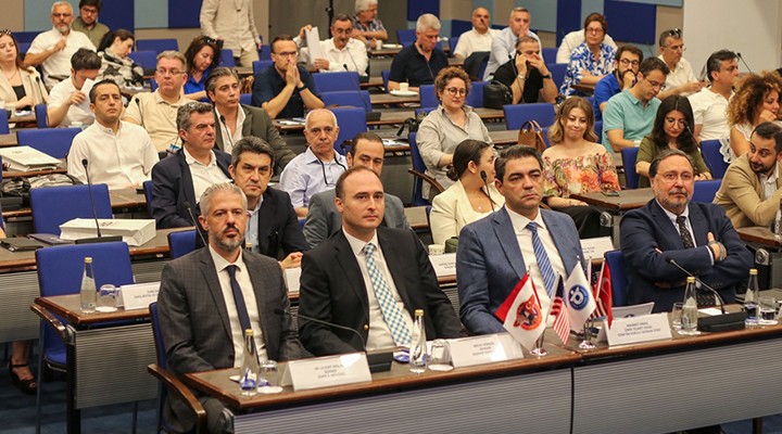 İzmir'de KOBİ'lere ABD pazarındaki ticari fırsatlar anlatıldı