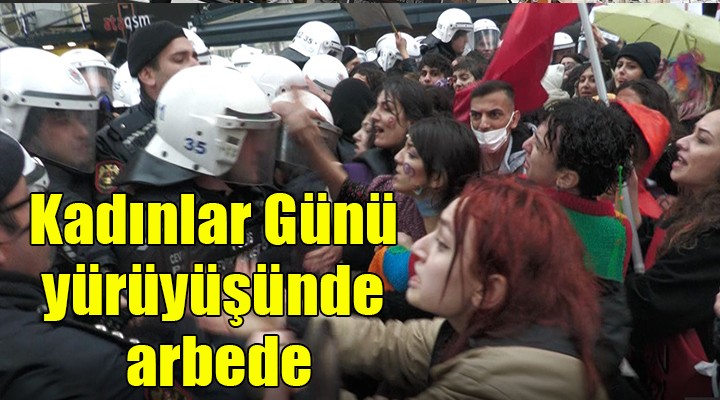İzmir'de Kadınlar Günü yürüyüşünde arbede