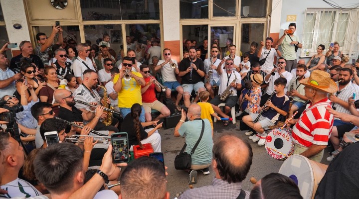 İzmir'de Makedon göçmenleri bandoyla Kurban Bayramı arifesini kutladı!