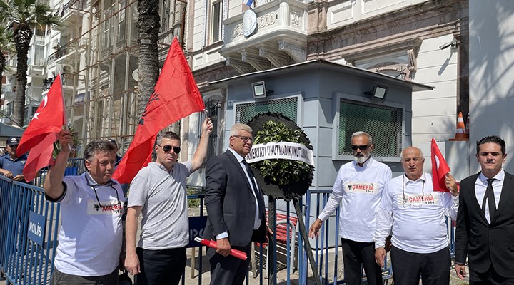 İzmir'de Yunanistan Konsolosluğu'na siyah çelenk bırakıldı