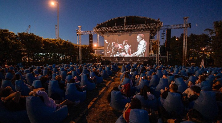İzmir'de açık havada sinema keyfi...